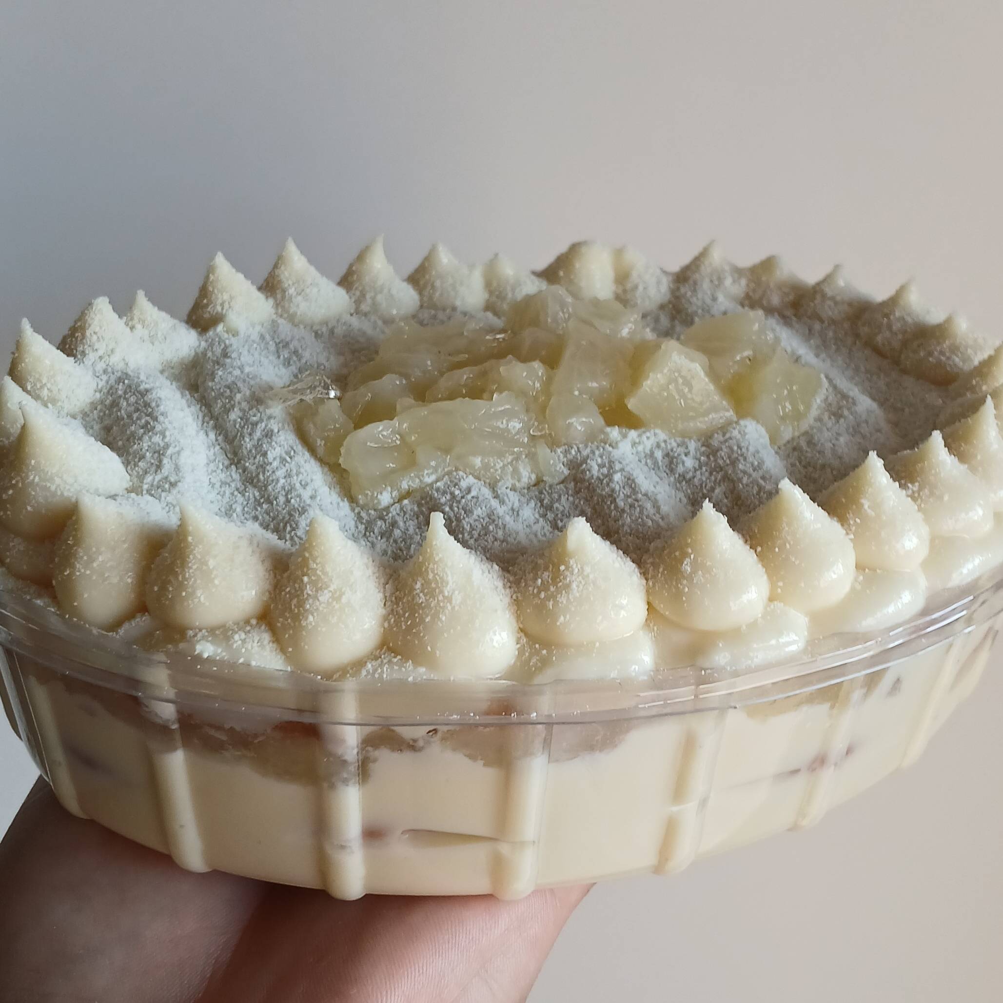 Delicioso pavê com creme de leite ninho, biscoito maizena e compota de abacaxi. Serve até 4 pessoas. Peso aprox. 740 gramas.