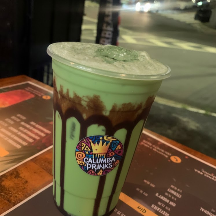 Um delicioso drink a base de corote de menta, leite condensado e calda de chocolate.