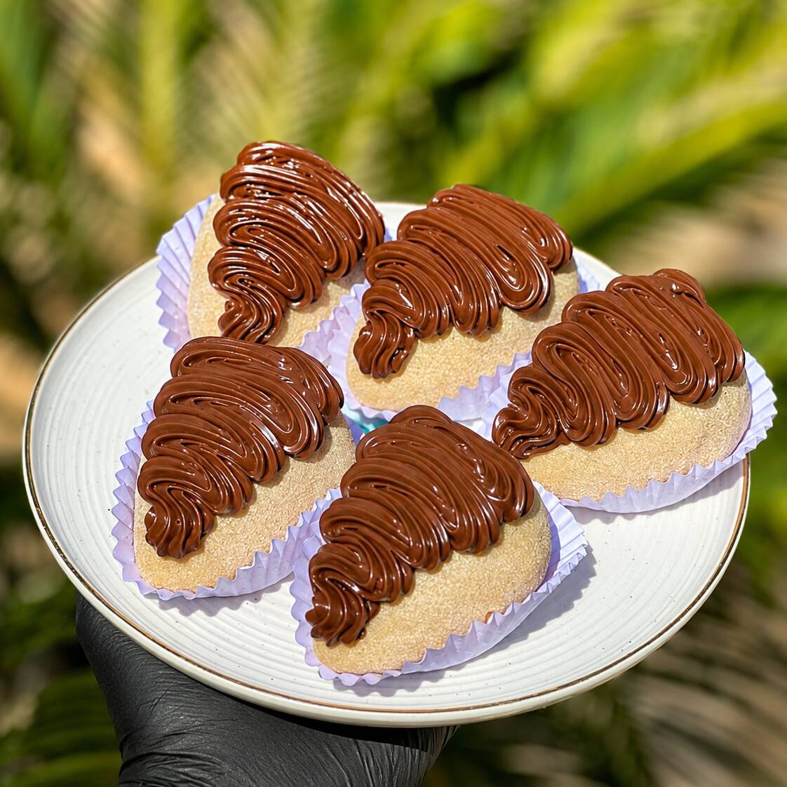 Brigadeiro cremoso de Ninho, recheado com morango fresco e finalizado com uma generosa porção de Nutella. Uma combinação irresistível de cremosidade, sabor e frescor!
Nutella enviada à parte.
Peso aproximado: 120g