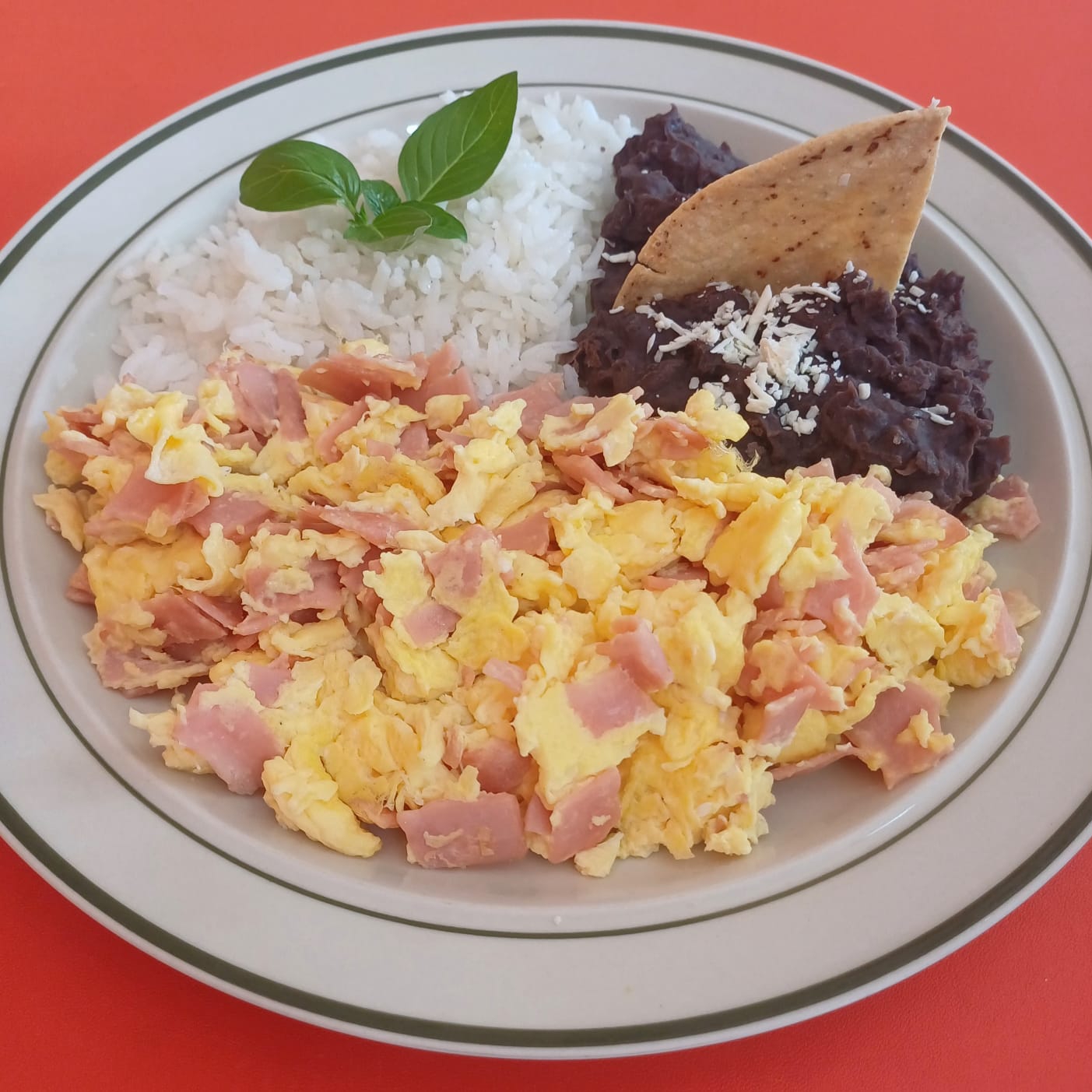 Huevos revueltos con jamon