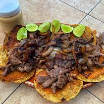 Tostada de carne al pastor y queso