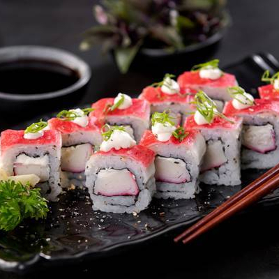 Roll composto de arroz por fora, gergelim e recheio de kani com cream cheese.