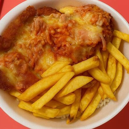 Empanado com presunto e queijo acompanhado de Arroz, Feijão , Macarrão, farofa e Fritas.
