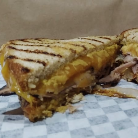 Sandwich Pack Erupción + bebida + réplica