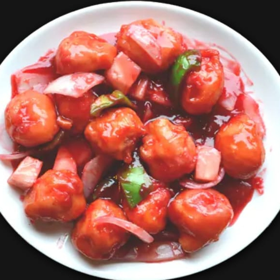 file de frango cortado em cubos empanados com cebola, pimentão, abacaxi envolvido ao molho agridoce.