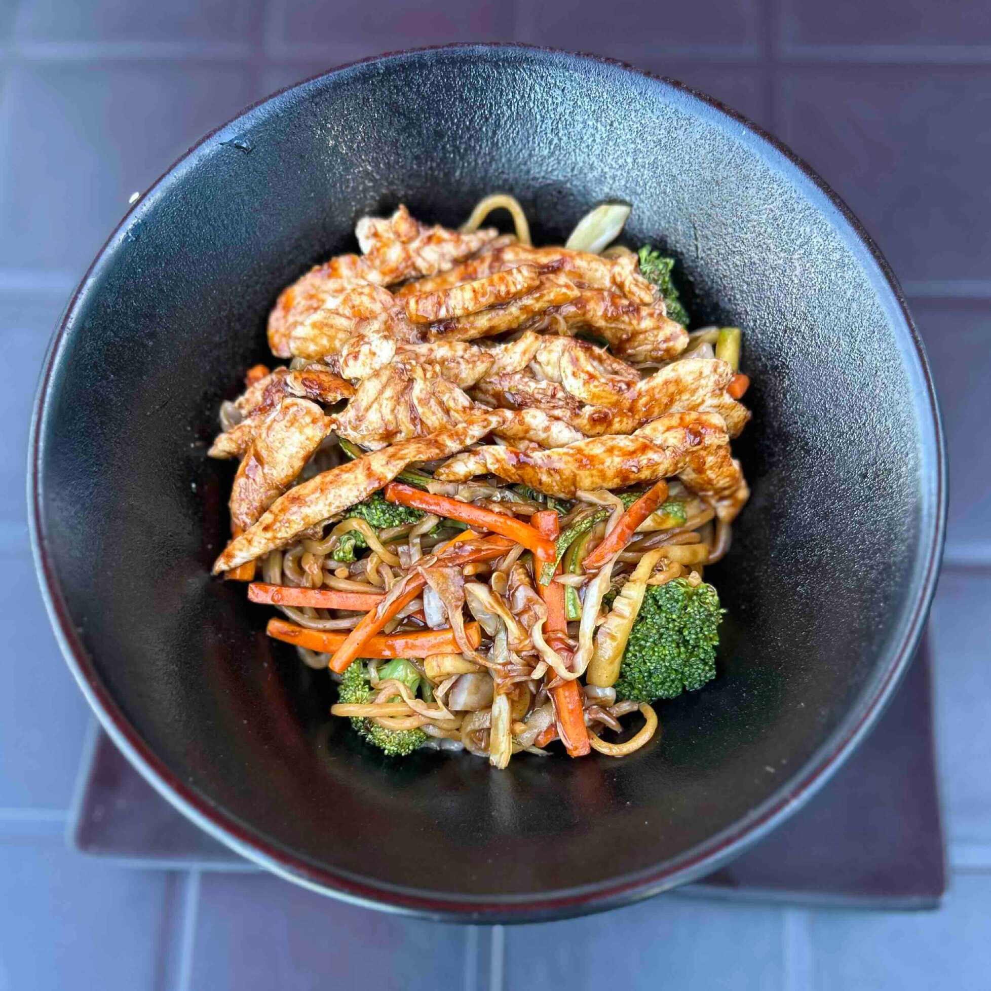 Yakisoba de pollo.