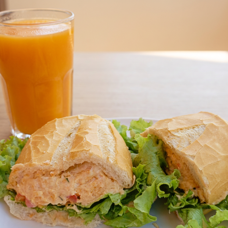Lanche natural no pão francês, recheio de sua escolha e suco de sua escolha