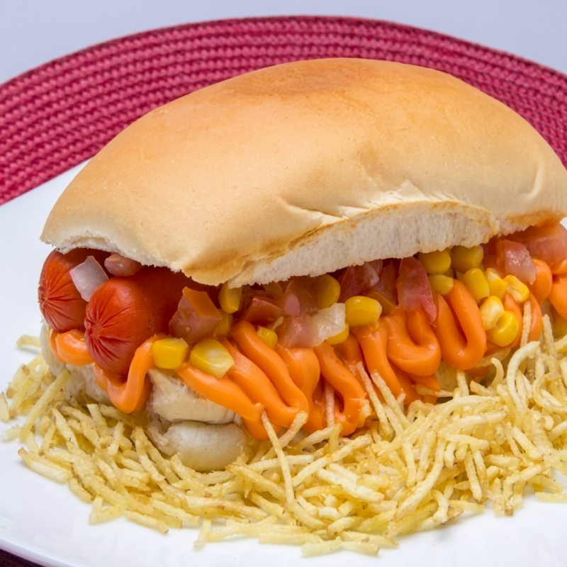 1 pão, 2 vinas, maionese, tomate e batata palha.+ Coca Cola 310ml.