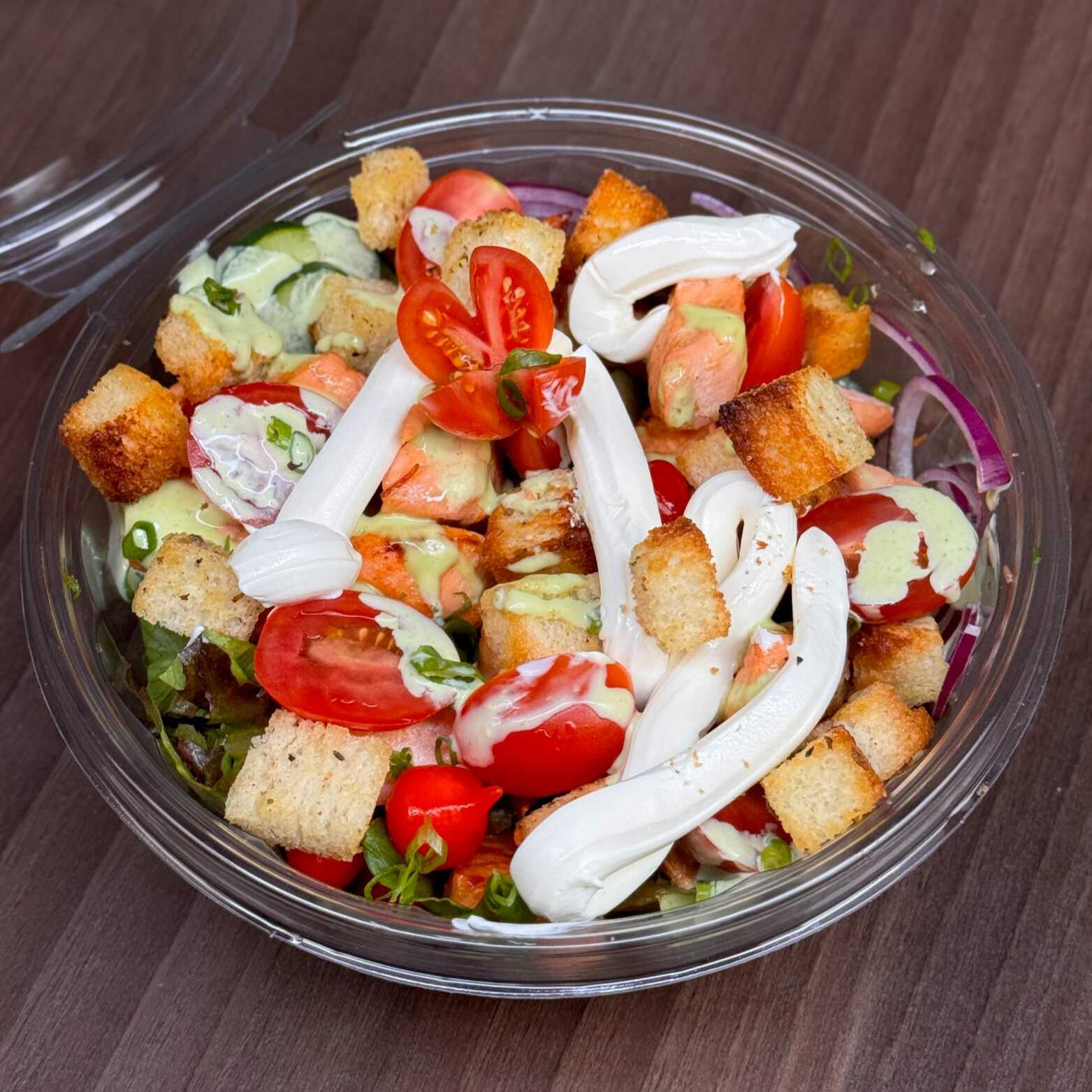 Base
Mix de folhas
Pepino japones
Cebola roxa
Tomate cereja
Proteina
100 g salmão grelhado em cubos
Finalizacão
Cremm chess
Clutons