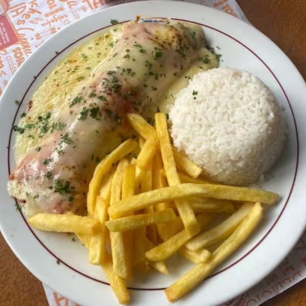 Arroz, feijão da casa, panqueca de presunto suculento e mussarela derretida, fritas e salada.