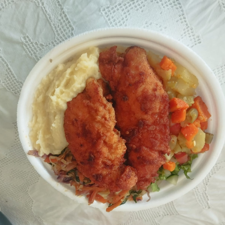 um delicioso almoço que acompanha, feijão preto ou mulato, arroz, macarrão, salada, purê, farofa