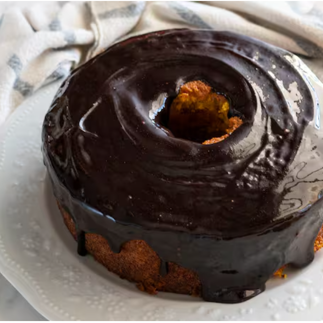 Delicioso bolo caseiro com massa de cenouras frescas e cobertura de calda de chocolate.
Serve 16 fatias.
(1060g)