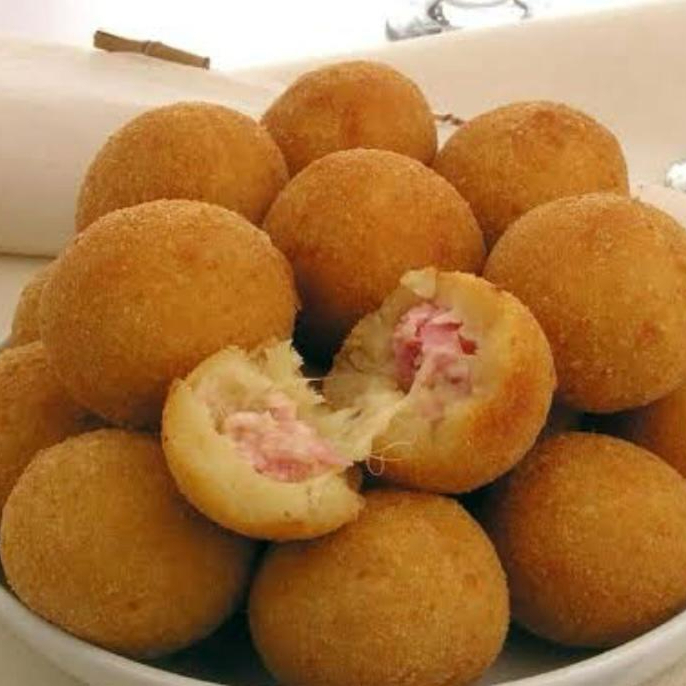 Uma explosão de sabor! Massa leve e crocante recheada com uma combinação generosa de presunto picado e queijo mussarela cremoso. O salgado perfeito para qualquer hora.