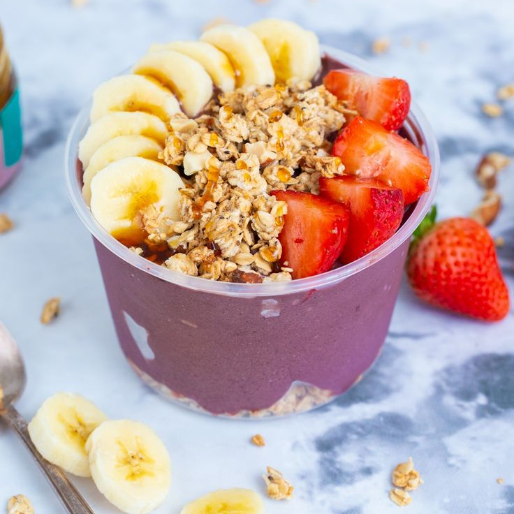 Açai 1lt com 2 camadas companhado de 1 fruta e 5 complem