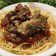 Delicioso bife grelhado no ponto certo, suculento e bem temperado, acompanhado de espaguete ao molho de tomates caseiro, com aquele sabor que lembra a comida feita em casa. Uma combinação perfeita de carne e massa, preparada com todo o cuidado!