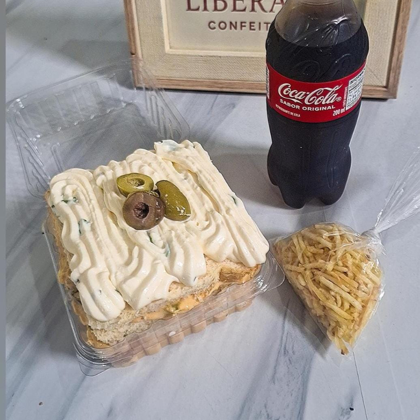 3 camadas de pão com recheio cremoso de frango finalizado com creme cheese temperado, acompanha batata palha e uma coca-cola pet 200ml. Pesando em média 320g.