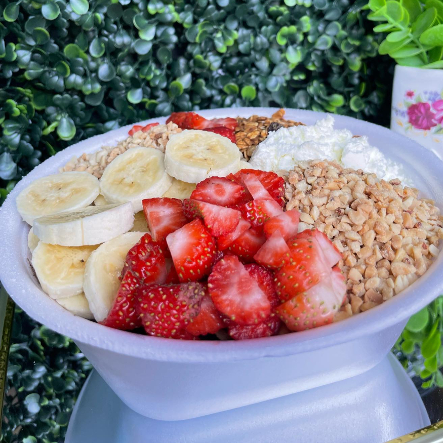 O açaí que une todo mundo! 💜 Com o Lover Family, você leva 2 litros de açaí cremoso e irresistível pra compartilhar com a galera — e ainda ganha 6 acompanhamentos grátis pra montar do jeitinho que quiser! 😍 Perfeito pra família, amigos ou pra quem ama muito açaí! Mais sabor, mais amor e muito mais diversão em cada colherada. 🍧✨