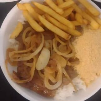 arroz,feijao,farofa, bife de contra file acebolado com fritas
