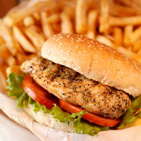 HAMBURGUESA CHICKEN NAKED + PORCION DE PAPAS A LA