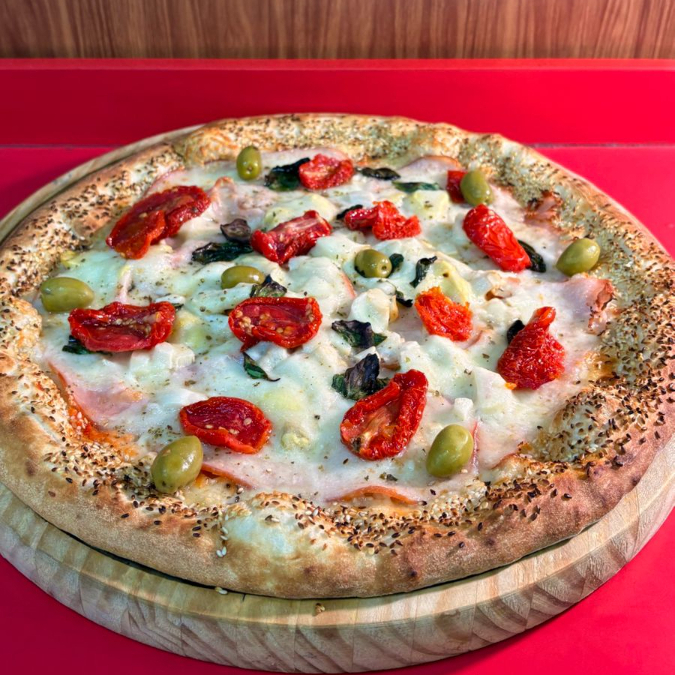 PEITO DE PERU, CHAMPGNON, PALMITO, MUSSARELA DE BUFALA, TOMATE SECO, MANJEICAO E BORDA DE GERGELIM