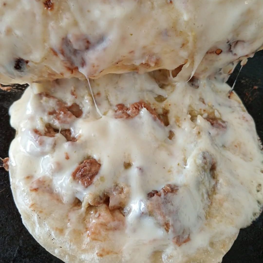 Quesadilla doble con guiso.