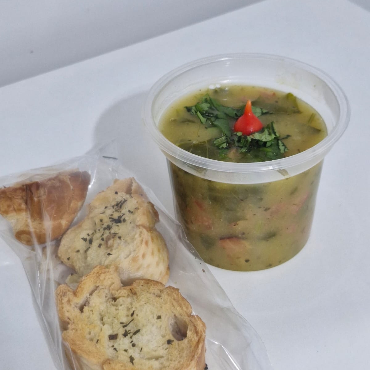 Caldo Verde Artesanal Nosso caldo verde é preparado com aipim bem cremoso, bacon crocante, calabresa selecionada e couve fresquinha, garantindo sabor e aconchego em cada colher. Temperado com ingredientes naturais como pimentão, pimentinha-de-cheiro, cebola e alho, finalizado com tempero baiano e o toque especial do tempero Edu Guedes (Assa Frão). Para finalizar, vai coentro fresquinho por cima, trazendo ainda mais aroma e sabor ao prato.