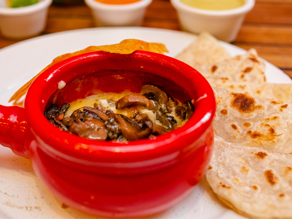Cazuelita de Queso Fundido con Champiñones.
