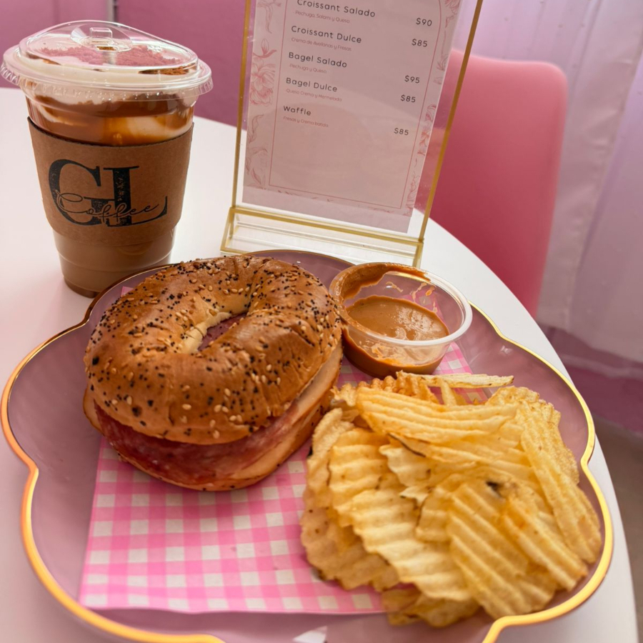 Bagel salado y latte