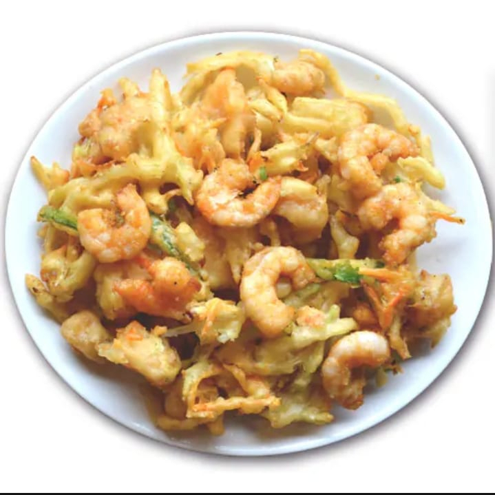 massa leve com camarão, repolho, pimentão, cebola, fritos.