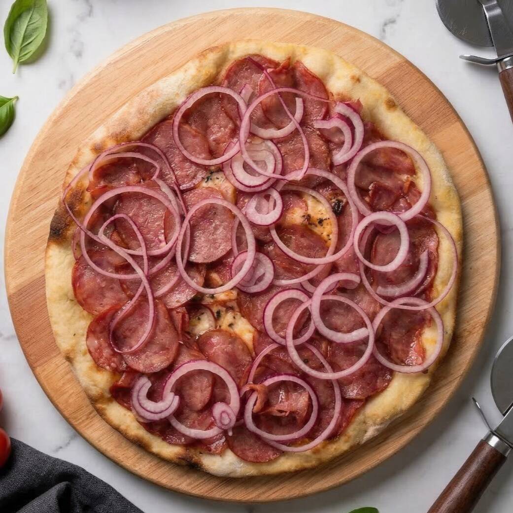 Massa fina com borda crocante, molho de tomate artesanal, mozzarella derretida, linguiça calabresa, cebola roxa e orégano