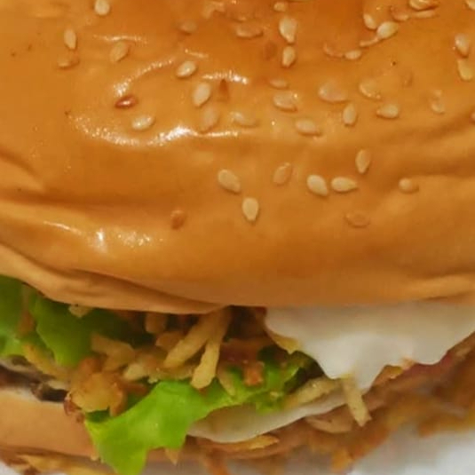 Pão, hambúrguer, bacon, calabresa,ovo, queijo, presunto,salada,cebola, batata palha e molhos