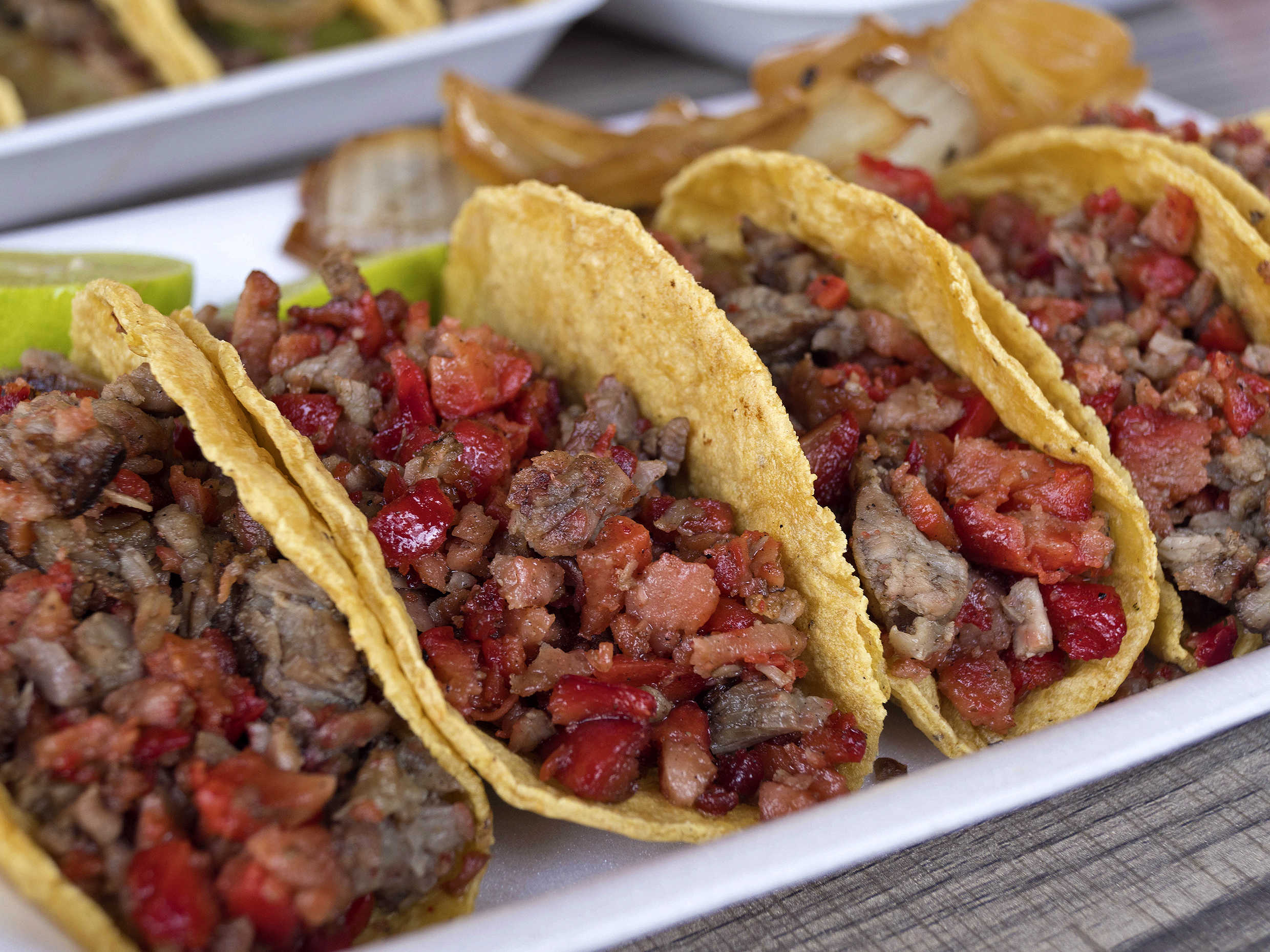 Salchicha Asada con Carne Asada