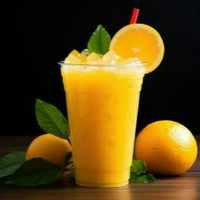 Laranja espremida na hora! Fresquinho, doce na medida e cheio de vitamina C. Refresque seu dia com sabor e saúde!