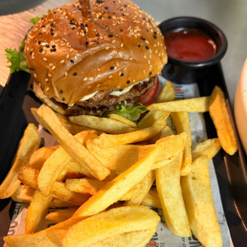 HAMBURGESA RIB-EYE CON PAPAS