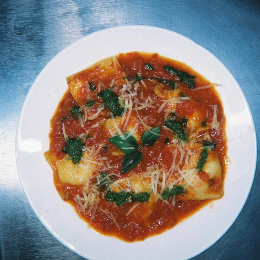 A combinação perfeita entre tradição e sabor.
Ravioli de massa fresca recheado com muçarela, envolto em molho artesanal de tomate e finalizado com um toque de molho pesto.
Alérgicos: Contém glúten e derivados do leite.