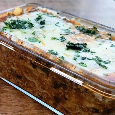 Deliciosa lasanha com molho de carne a bolonhesa.