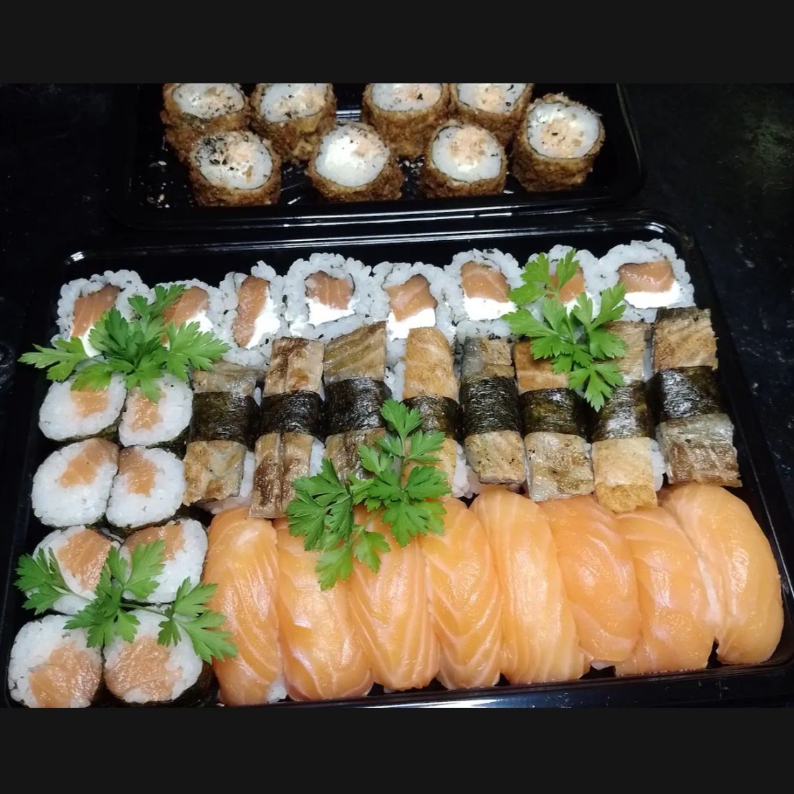 8 Hot Filadélfia + 8Hossomaki Salmão + 8 Uramaki Filadélfia + 8 Niguiri Salmão + 8 Niguiri Skin