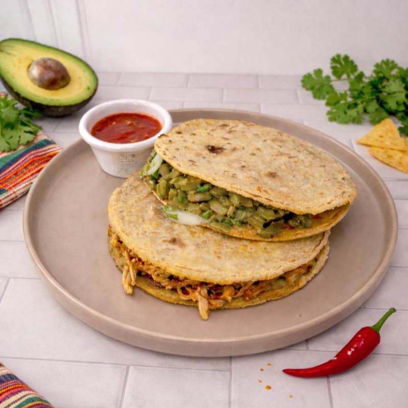 Gordita con Guisado de NOPALES EN ENSALADA