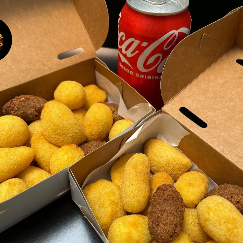 30 salgadinhos fritos tamanho festa (20–25g cada), preparados na hora para garantir crocância e muito sabor, acompanhados de 1 refrigerante lata 350ml gelado. Ideal para dividir ou matar aquela fome com muito sabor. 📌 Você pode escolher os sabores (10 unidades por sabor) ou selecionar a opção mista da casa.