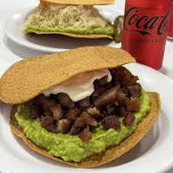 TOSTADA DE CHICHARRON CON GUACAMOLE