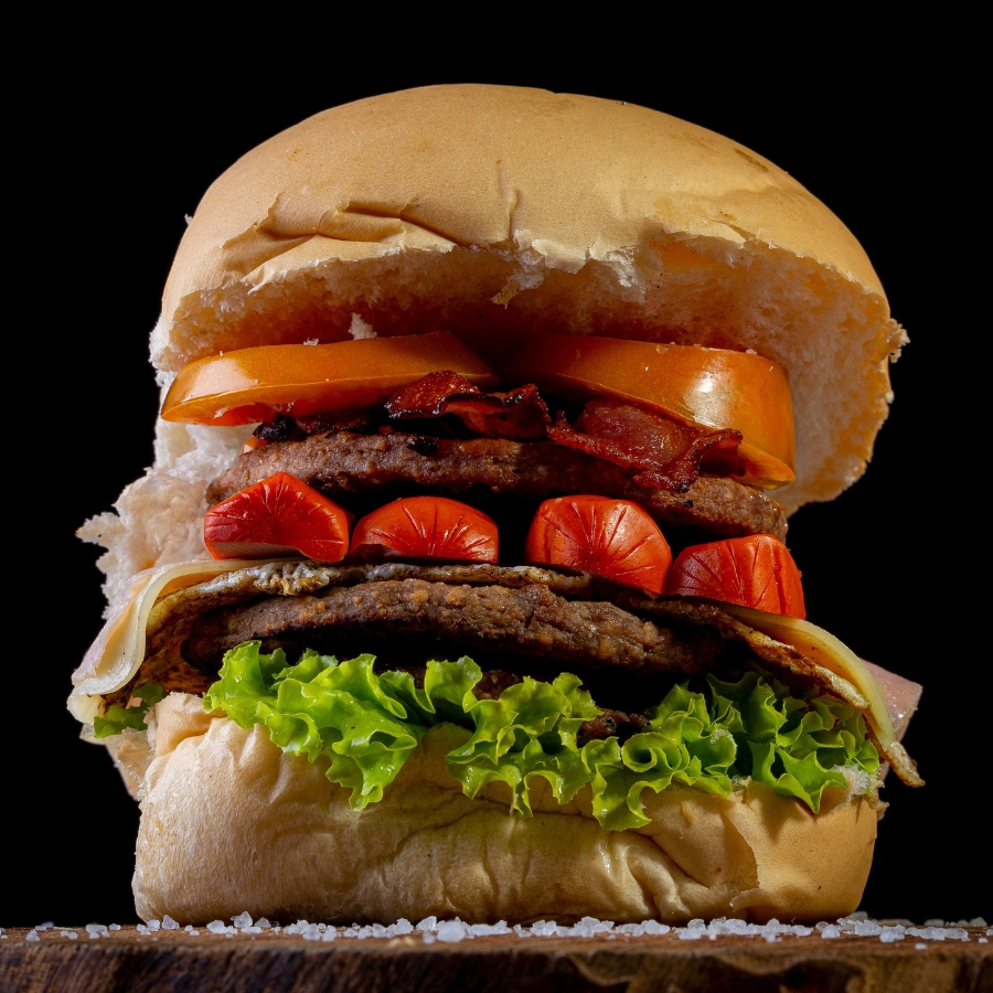 Carne de hambúrguer, Pão, Queijo coalho, Ovo assado, Salsicha, Tomate, Cebola, Alface, Ketchup, Maionese