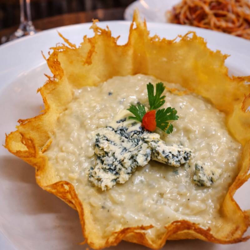 Risoto de Gorgonzola Arroz cremoso e delicado, envolvido em um rico molho de gorgonzola que derrete na boca, trazendo sabor intenso e sofisticado a cada garfada. Um prato elegante, marcante e irresistível, perfeito para quem ama combinações cremosas e cheias de personalidade! Peça agora e experimente essa explosão de sabor!