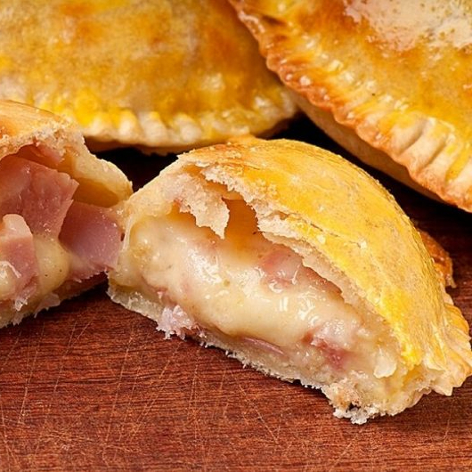 Empanada de Jamon con Queso