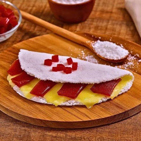 Tapioca com fatias de mussarela e doce de goiaba. Saborosa para o lanche ou sobremesa.