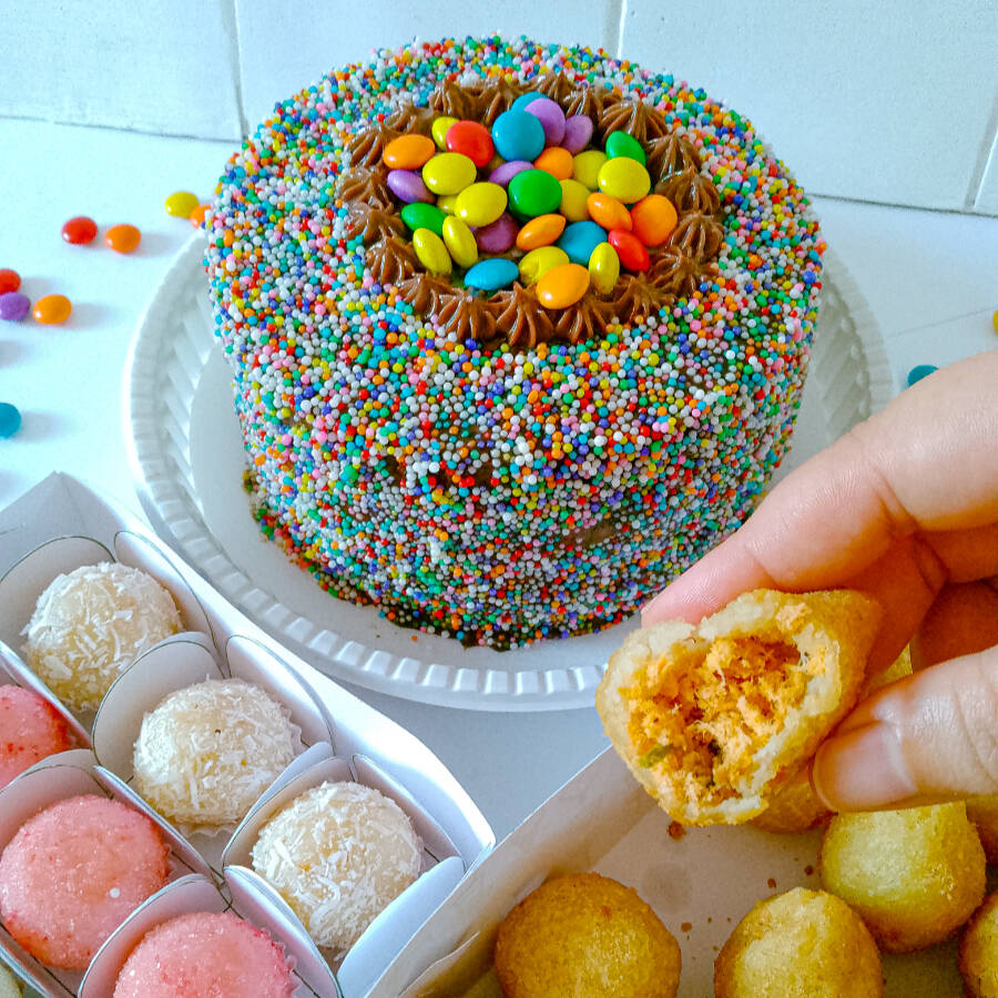 Surpreenda seus convidados com o delicioso Mini Kit Festa! Ideal para comemorações de última hora, este kit inclui um mini bolo de 500g, 30 salgados fritos, 15 coxinhas de frango + 15 pastéis de carne e 10 doces sortidos entre Brigadeiro, Bem Casado, Beijinho, Moranguinho e Ouriço. Não perca tempo, aproveite essa oferta enquanto durarem nossos estoques! Serve de 3 a 4 pessoas