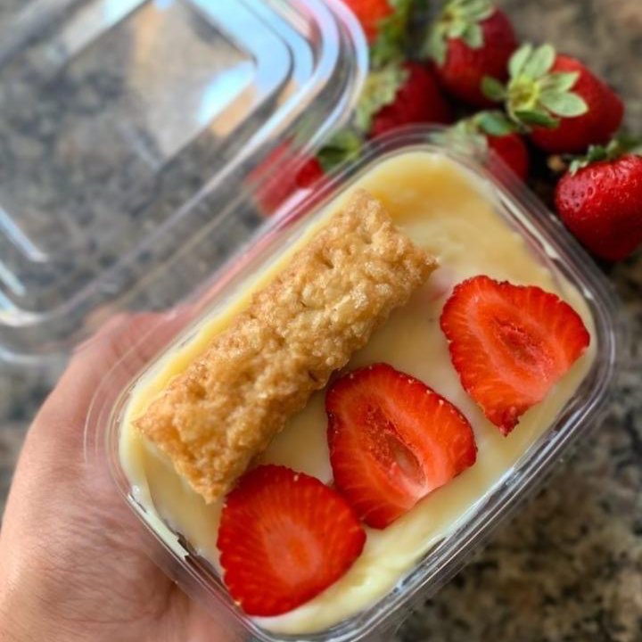 Moussse de leite ninho, com biscoito folhata( mil folhas) com morangos frescos, coberto com brigadeiro de leite ninho cremoso.
Finalizado com morango e um biscoito.