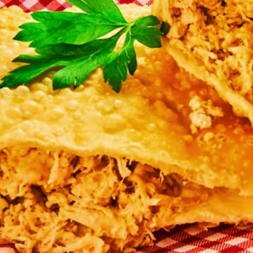 Saboroso e suculento! Pastel de frango com temperos especiais e mussarela.