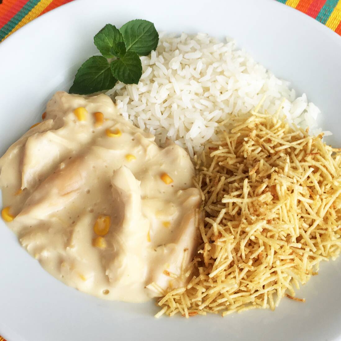 Marmita de Frango com Requeijão + Batata Palha 450g
Aquela combinação que nunca falha! Iscas de peito de frango bem temperadinhas e mergulhadas no requeijão cremoso.
Acompanha: Arroz, feijão carioca e batata palha para garantir a crocância perfeita.
Leve, saborosa e muito satisfatória.