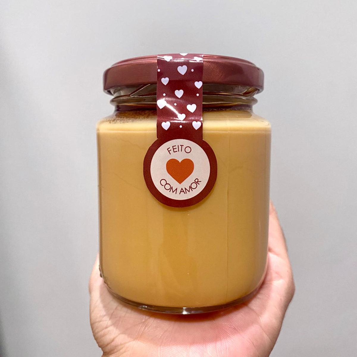 Delicioso pudim de leite no pote de vídro, cada uma colherada é uma explosão de gostosura, ideal para presentear alguém especial, 240g de muito amor e carinho.