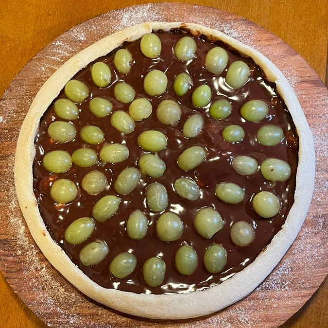 ganache de chocolate sob fatias de uva in natura.